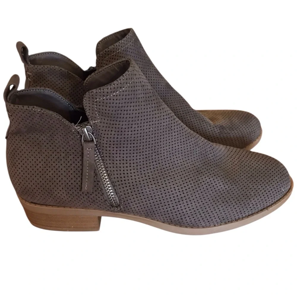 EUC Universal Thread Ankle Shoe Boot Zippers Low Heel Taupe Suede Like‎ Size 9